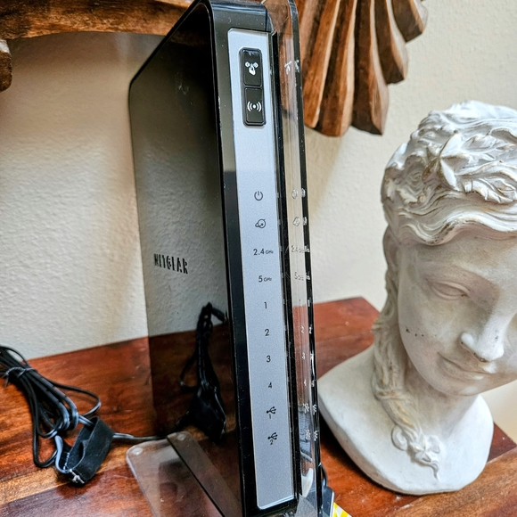 NETGEAR N900 Wireless Dual Band Gigabit Router, Model: R4500 - Picture 5 of 6